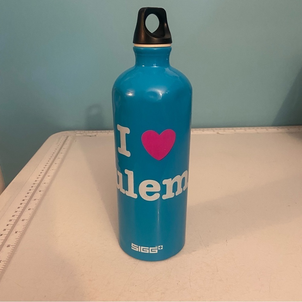 🛍️3/$30 Lululemon “I 🩷 Lululemon” blue metal water bottle